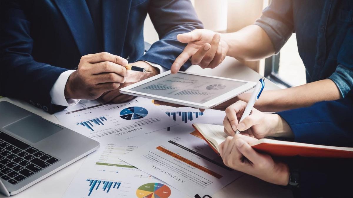 Top 8 Reasons Marketing and Customer Service Should Communicate